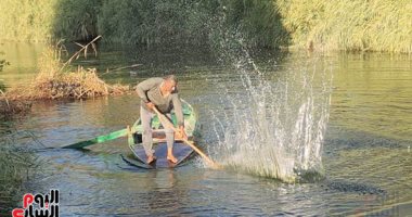 "اليوم السابع" يرافق عم سراج في مركبه الصغير خلال صيد السمك.. ابن الأقصر يؤكد: بدأت من 40 سنة في نهر النيل وبحيرة ناصر.. أصطاد حوالي 150 سمكة يوميا بلطي وبياض وقرموط.. وأبيعه للجيران والتجار وأوفر الرزق لعائلتي