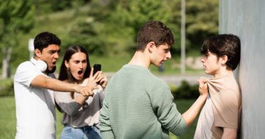 أخصائي علم نفس يقدم أسباب وروشتة علاج عنف الابن في المدرسة