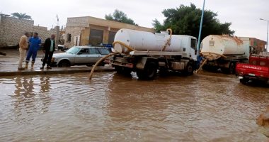 مدينة مرسى مطروح: فرق الطوارئ رفعت تراكمات مياه الأمطار من مدخل الطريق الساحلى