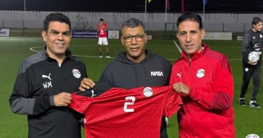 إيهاب الكومى يُهدى قميص منتخب مصر إلى حميد رياض