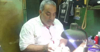 مختار المحلاوى.. 57 سنة فى صنعة رفا الملابس بدمياط