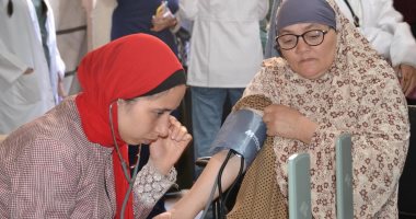 حياة كريمة فى كل مكان.. استمرار قوافل الخير بجامعة الإسكندرية.. الأطباء يكشفون على 546 حالة فى قرى المبادرة.. ورئيس الجامعة: نشارك فى خدمة المجتمع.. ويؤكد: تحويل الحالات للجراحات والتدخلات الطبية.. صور