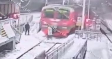 روسية تنجو من الموت بعد سقوطها تحت عجلات قطار.. فيديو 