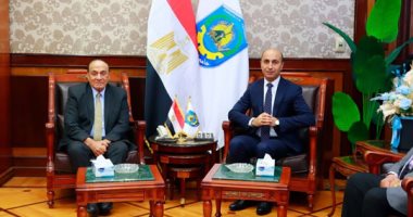 رئيس جامعة دمنهور يستقبل اللواء دكتور سمير فرج الخبير الاستراتيجي