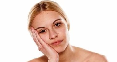 5 أخطاء تؤثر على إشراقة بشرتك وتجعلها باهتة.. اكتشفيها لحيوية دائمة!