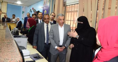 محافظ الإسماعيلية يناقش مشكلات المواطنين ويسلم 10 عقود عمل لذوى الهمم.. فيديو