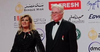 حفل افتتاح مهرجان القاهرة السينمائى.. حسين فهمى وزوجته أول الحضور.. فيديو