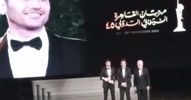 مهرجان القاهرة السينمائي يكرم أحمد عز.. والنجم يهديه للزعيم عادل إمام