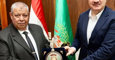 محافظ المنوفية يكرم "الأب القدوة" على مستوى المحافظة ويهديه مكافأة مالية 