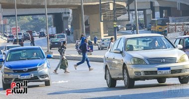 سلوكيات خاطئة تعرضك للخطر.. مواطنون يعبرون طريق سريع رغم وجود كوبري مشاة.. صور