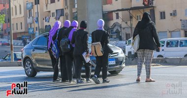 سلوكيات خاطئة تعرضك للخطر.. مواطنون يتساهلون ويعبرون الطرق والمزلقانات من أماكن غير مخصصة.. البعض يتجاهل كبارى وأنفاق المشاة على الطرق والسكة الحديد.. دقائق قليلة تحميك وأبناءك من الموت.. فيديو وصور