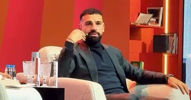 "يا ابني بس أنا جاي أتكلم كلمتين".. محمد صلاح يداعب أحد المعجبين	