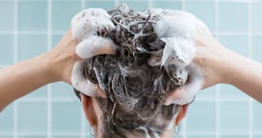 علامات خطرة تجبرك على زيادة عدد مرات غسيل الشعر.. منها الحكة والقشرة