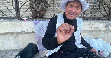 صيد السمك غية.. "على نعمان" أشهر صياد بالشبكة بالإسكندرية.. يعمل فى غزل الشبك ويبدأ عمله فى السادسة صباحا.. ويؤكد: 40 سنة فى البحر وورثت المهنة عن أجدادى.. "واللى عايز ينجح يبدأ يومه من الفجر".. صور وفيديو