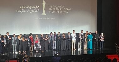 صناع "أنا مش أنا" يرحبون بالشيبى والريفى وأشرف دارى بعد عرضه بالقاهرة السينمائى