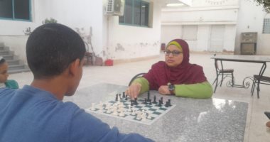 لعبة الملوك.. "دعاء" أول مدربة للشطرنج فى قنا: بتنشط ذاكرة الأطفال.. فيديو