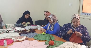 أنامل ذهبية.. فتيات بنى سويف يبدعن فى صناعة المشغولات اليدوية والهاند ميد