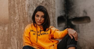 4 تريندات ألوان تسيطر على موضة الهودي في شتاء 2025.. الترابية والميتاليك منها