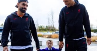 محمد صلاح وفان دايك يحققان حلم مشجع ليفربول الصغير.. صور