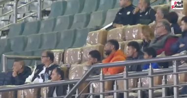 أبو جبل يؤازر البنك أثناء لقاء الأهلى من مدرجات السلام