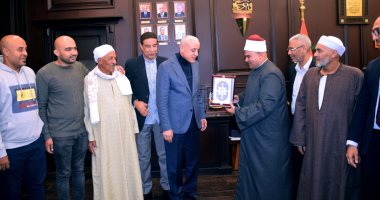 محافظ الأقصر يستقبل وفد شعبى من الأهالى لبحث وحل مشاكل المواطنين