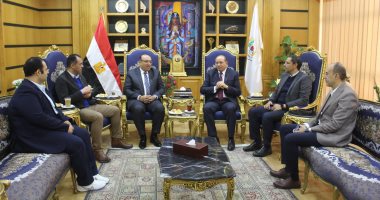 رئيس جامعة المنصورة يستقبل مدير برنامج المنح الجامعية المقدم من الوكالة الأمريكية