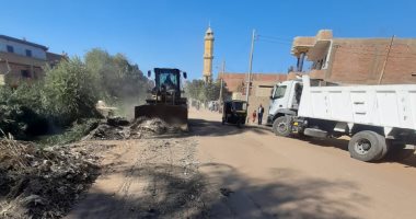 رفع 200 طن مخلفات ونواتج تطهير ترع بطريق نزلة دوينه بمركز أبوتيج بأسيوط