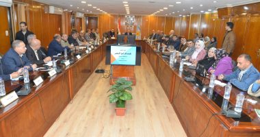 بمشاركة الجمعيات الأهلية.. محافظ أسيوط يناقش تعظيم الاستفادة من المشروعات الصغيرة