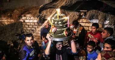 ليلة الحنة: أم العروس تتعاون مع أفضل حنانة والجدة تعجن لها بأيدٍ ذهبية!
