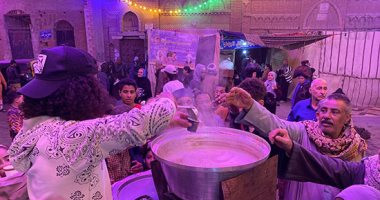 الآلاف يحيون الليلة الختامية لمولد السيدة نفيسة.. أهالى السيدة يوزعون الشربات على الزائرين.. والمسجد يخضع للترميم.. وانتشار حلقات الذكر والإنشاد.. والخدمات الصوفية تقدم الطعام والشراب.. صور