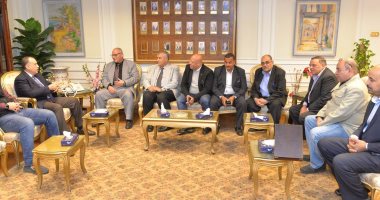 محافظ أسيوط يلتقى وفداً من النقابة العامة للعاملين بالخدمات الصحية بالمحافظة