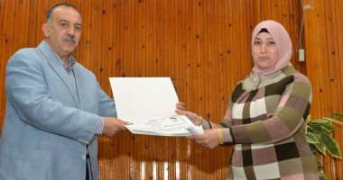 محافظ أسيوط يكرم معلمة ومديرة مدرسة لتميزهما فى العمل
