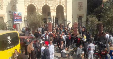 تشييع جنازة رجل توفى أثناء الصلاة بمسجد عمر بن عبد العزيز ببنى سويف 