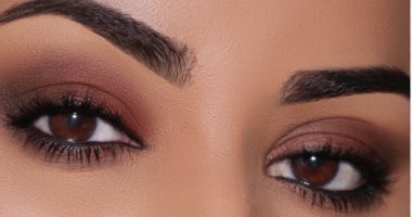 خليكى شبه نجمات السينما.. إزاى تعملى مكياج عيون سموكى بخطوات سهلة؟