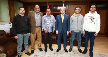 محافظ كفر الشيخ يكرم موظفا مثاليا علم أبناءه حتى تخرجوا من الطب.. صور