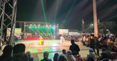 رقصة الكف الصعيدى.. فرقة الأقصر للفنون الشعبية تبهج الأهالى بمهرجان التحطيب