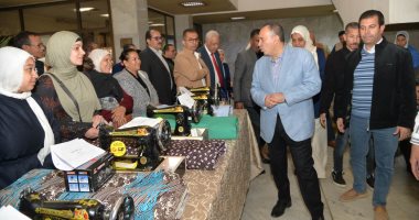 محافظ أسيوط يسلم 36 ماكينة خياطة وفرن منزلي للأرامل والمعيلات وذوات الهمم