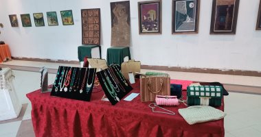 "فنان الهاند ميد".. عمرو تعلم المشغولات اليدوية بقصر ثقافة بنى سويف.. صور