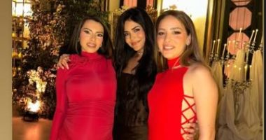 قصة صورة أسماء جلال مع جميلة عوض وكارمن سليمان.. وحمل الأخيرتين 