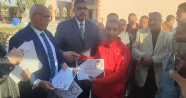 محافظة الفيوم تنظم حفلا لتكريم عمال النظافة تقديراً لمجهوداتهم 