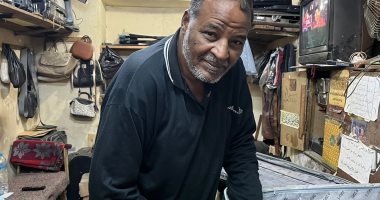 بيحول القديم لجديد.. أحمد مدير مدرسة والصنعة تصليح شنط سفر داخل أقدم محل بقنا