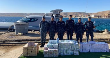 القوات البحرية تحبط محاولة تهريب مواد مخدرة بنطاق البحرين المتوسط والأحمر