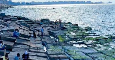 الإسكندرية فى الشتا أحلى.. البطاطا السخنة والذرة المشوى أحلى مذاق فى النوة.. والآيس كريم طعم تانى فى البرد.. والصور السيلفى مع الموجة وركوب الحنطور هتفتكرها طول عمرك.. وأكلة سمك على شاطئ الأنفوشى تنسيك أحزانك