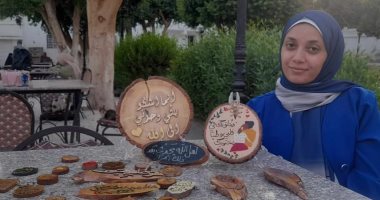 فن ورزق.. "شيماء" تبدع فى الرسم والكتابة على جذوع الشجر بقنا.. صور