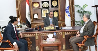 محافظ قنا يستقبل وفدا من وزارة الشباب لبحث التعاون وتطوير المنشآت الرياضية