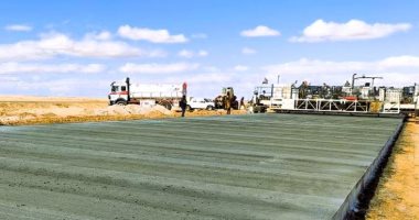 انتهاء معاناة السفر على طريق سيوة قريبًا.. تنفيذ نصف مسافة الطريق الخرسانى بطول 150 كيلو متر.. إنجاز ثالث قطاع من الطريق وافتتاحه قريبًا.. رصف الاتجاه القادم من سيوة بالخرسانة لتتحمل  النقل الثقيل.. صور