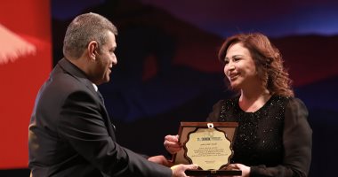 إلهام شاهين تحصل على جائزة إنجاز العمر من مهرجان دهوك السينمائى الدولى