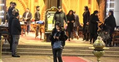 أحمد رزق وأيتن عامر يحضران عزاء زوج الفنانة بدرية طلبة.. صور 