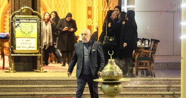 أشرف زكى وأحمد بدير ووفاء عامر يحضرون عزاء زوج الفنانة بدرية طلبة.. صور 