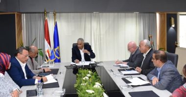 محافظ أسوان يبحث انتظام تشغيل محطة جبل شيشة بكامل طاقتها